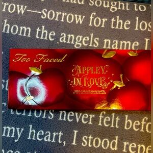Appley in love Too Faced eyeshadow palette